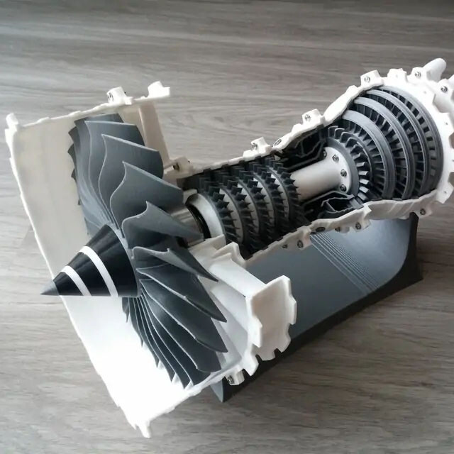 發動機引擎，汽車公司廣泛使用3D打印來迭代和測試各種組件，過程更快、更便宜，更環保。備份和按需生產零件，修復新款或經典車款。