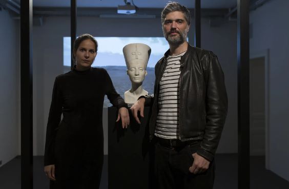 △Nora Al-Badri 和 Jan Nikolai Nelles 与“Nefertiti”3D 打印半身像